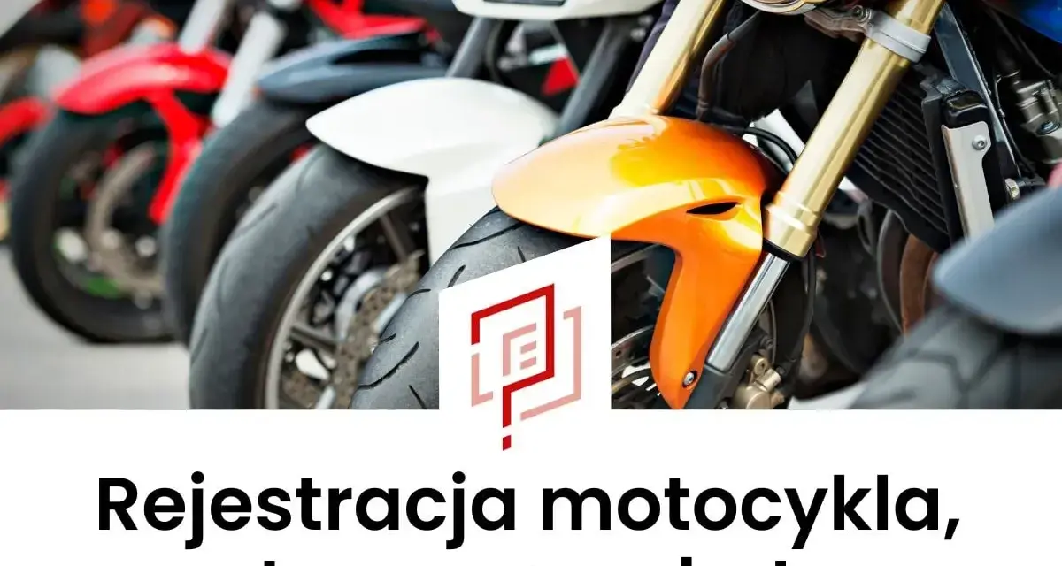Zbliżenie na przednie koła i zawieszenie motocykli w rzędzie, z pomarańczowym błotnikiem na pierwszym planie.