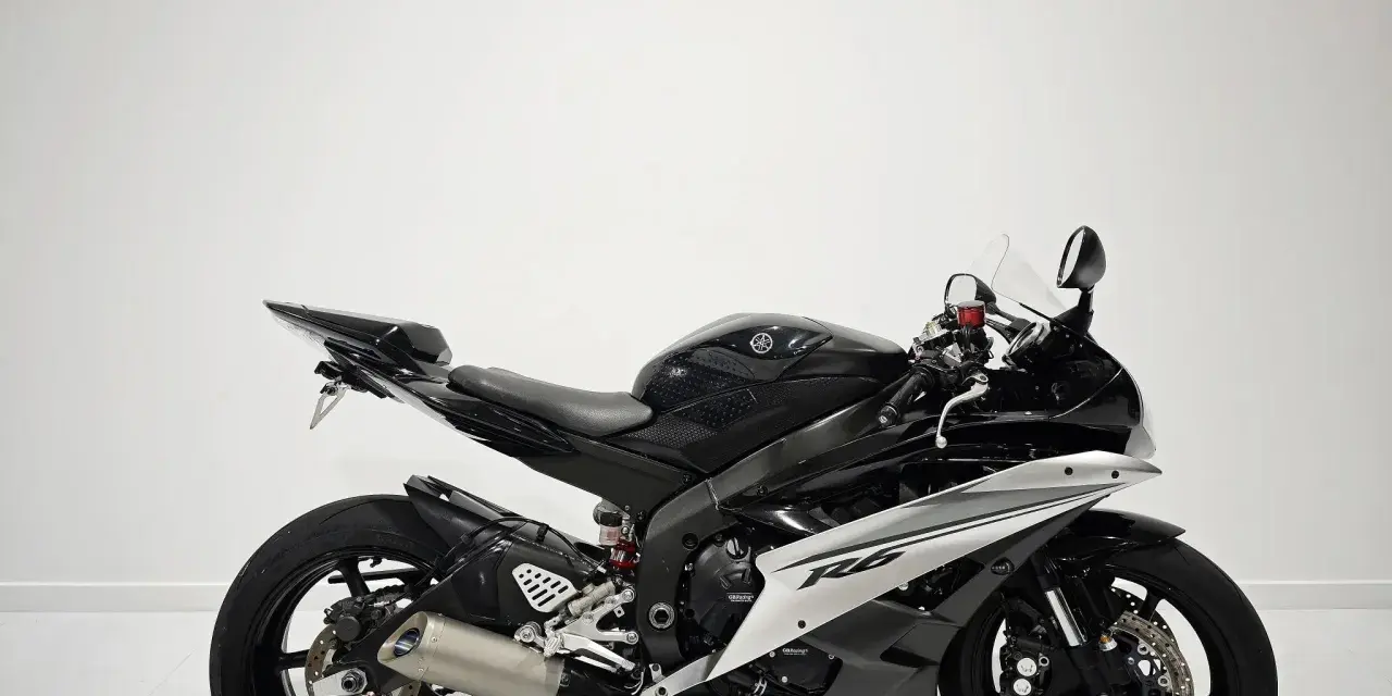 Czarny motocykl Yamaha R6 z silnikiem rzędowa 6, gotowy do jazdy po torze.