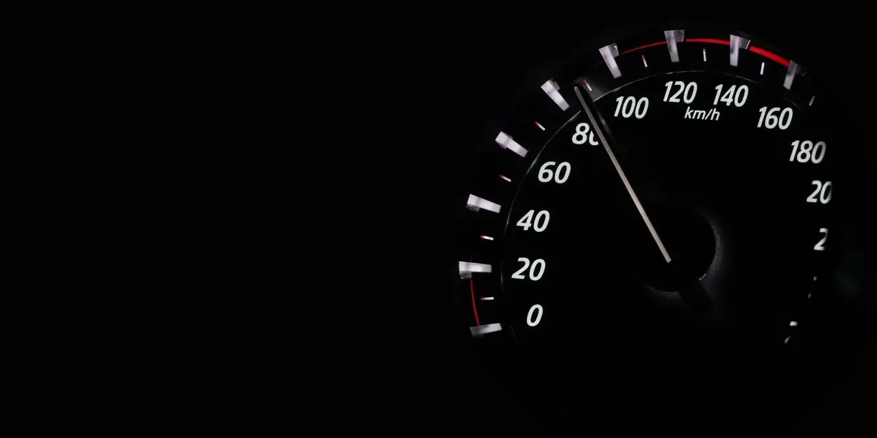 Przekroczenie prędkości o 20 km/h to 2 punkty karne. Prędkościomierz pokazuje 100 km/h.