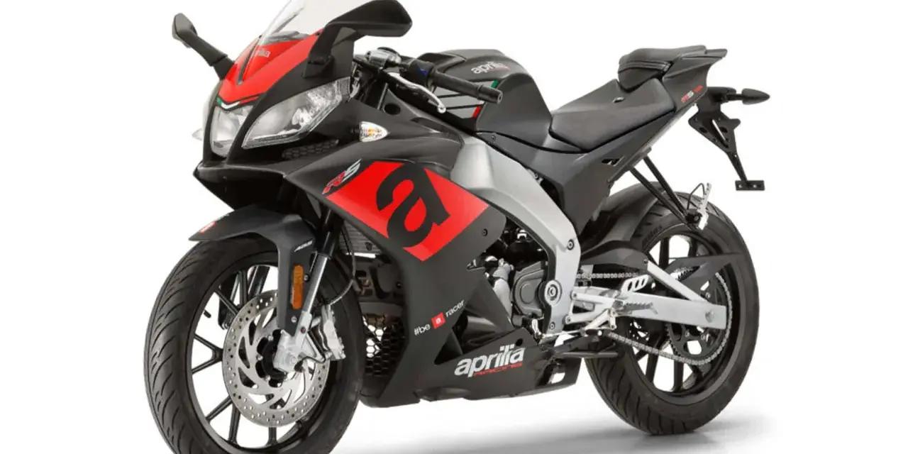Sportowy motocykl Aprilia RS4 w czarno-czerwonej kolorystyce, gotowy do wyścigów.