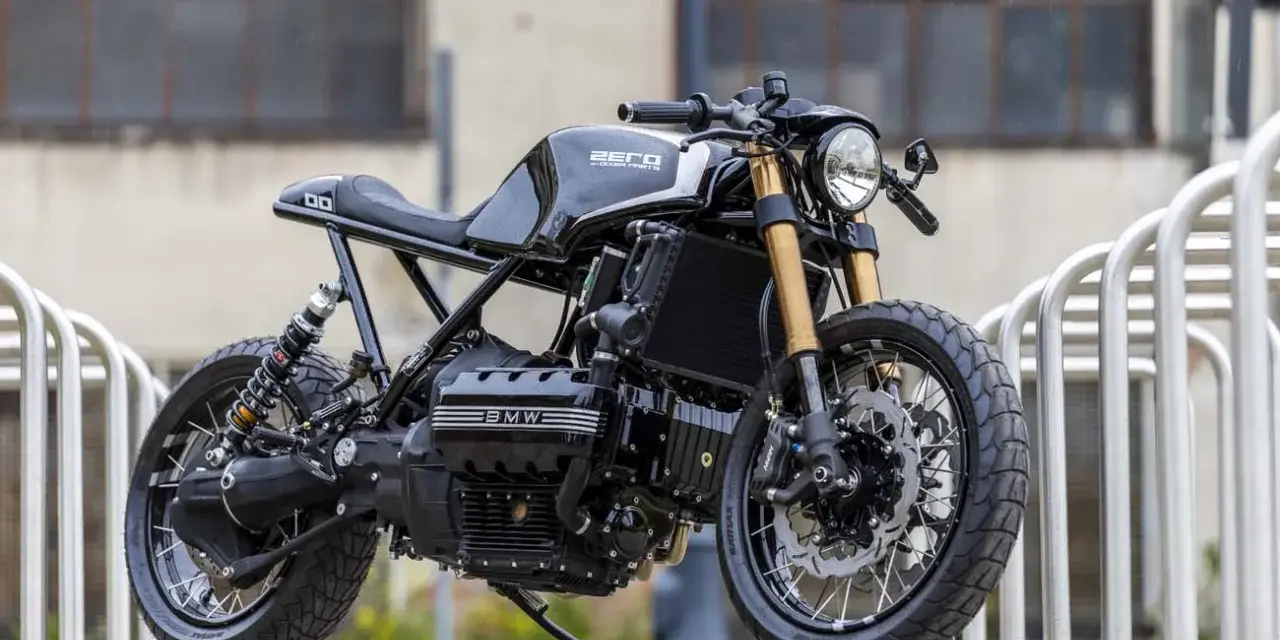 Czarny motocykl BMW K100 w stylu cafe racer, stojący na zewnątrz.