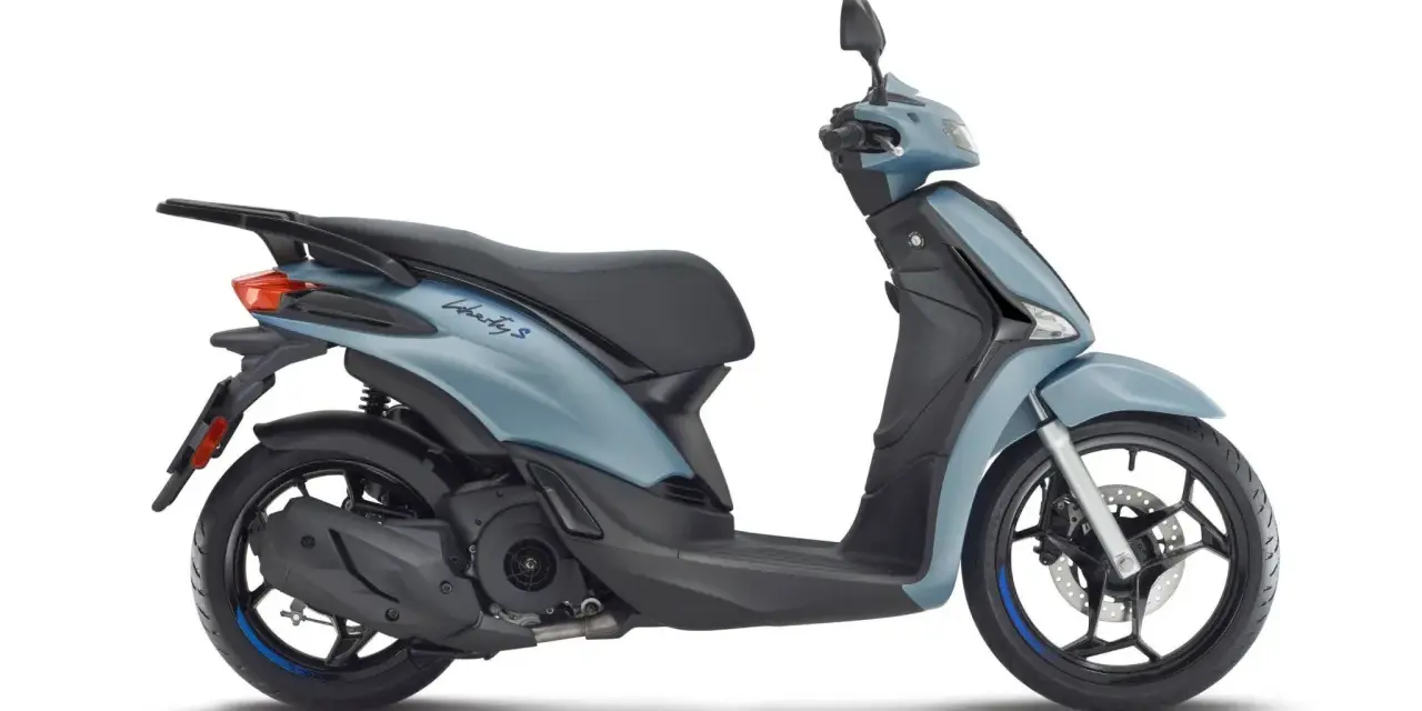 Jasnoszary Piaggio Liberty 125, gotowy do jazdy. Poznaj jego piaggio liberty 125 dane techniczne i ciesz się swobodą.