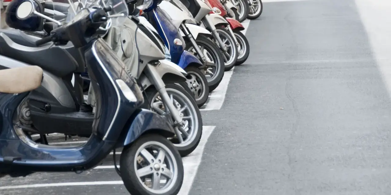 Co grozi za jazdę motorowerem bez uprawnień? Kary, sąd, regres!