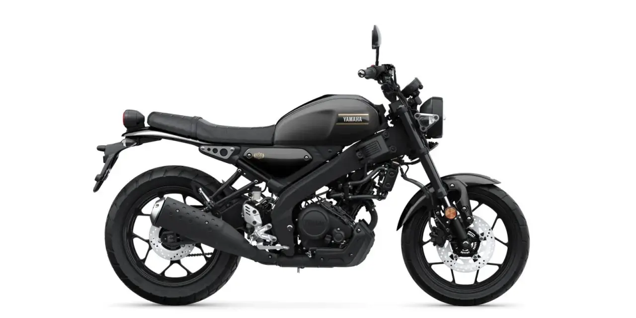 Stylowy, czarny motocykl Yamaha 125 szosowo-turystyczny, idealny na miejskie wyprawy i weekendowe wycieczki.
