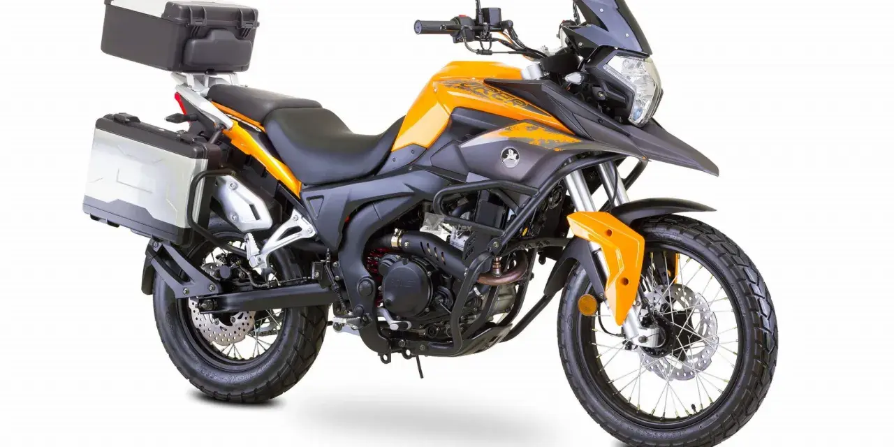 Pomarańczowy motocykl Romet ADV 250 z kuframi, gotowy na przygodę. Sprawdź romet adv 250 dane techniczne.