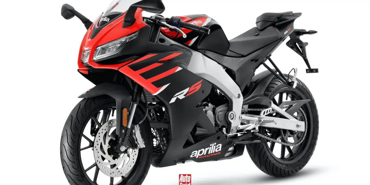 Sportowy motocykl Aprilia RS 125 w czerwono-czarnych barwach. To najmocniejszy motocykl na kat B, idealny dla początkujących kierowców.