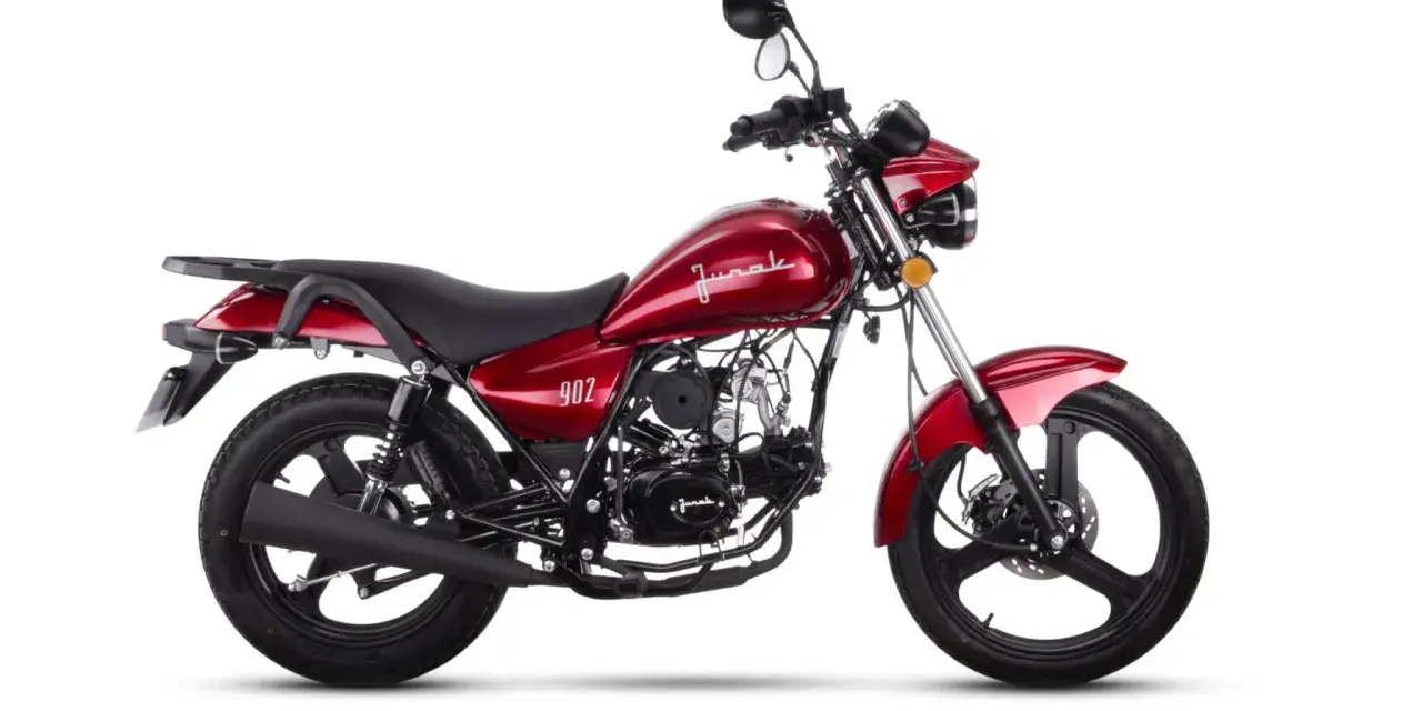 Czerwony Junak 902, klasyczny motocykl. Choć ma swoje wady, jego styl przyciąga wzrok.