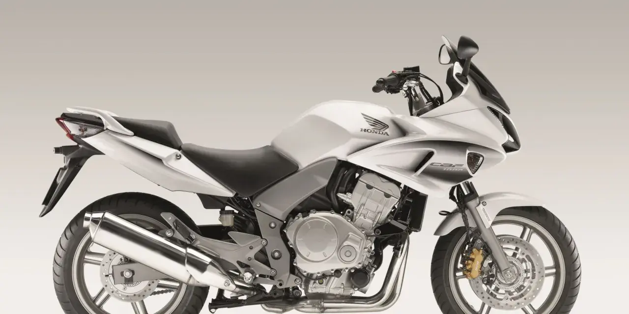 Srebrny motocykl Honda CBF 1000 z czarnym siedzeniem i detalami.