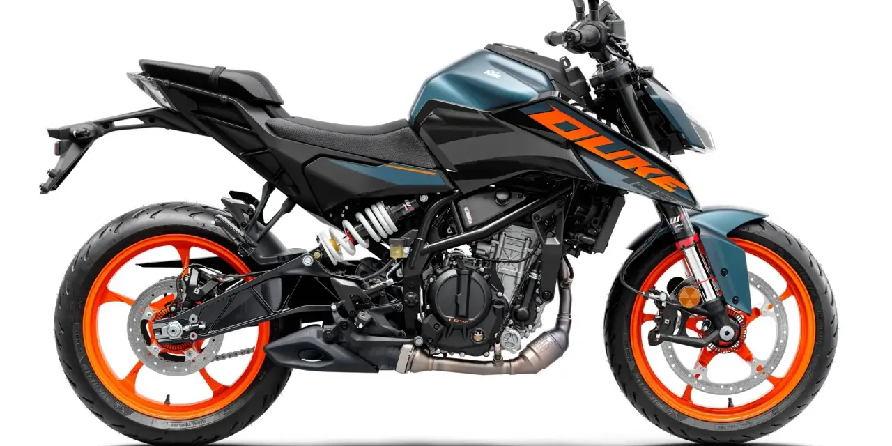 Niebiesko-czarny KTM Duke 125 z pomarańczowymi felgami. Poznaj jego dane techniczne i poczuj moc!