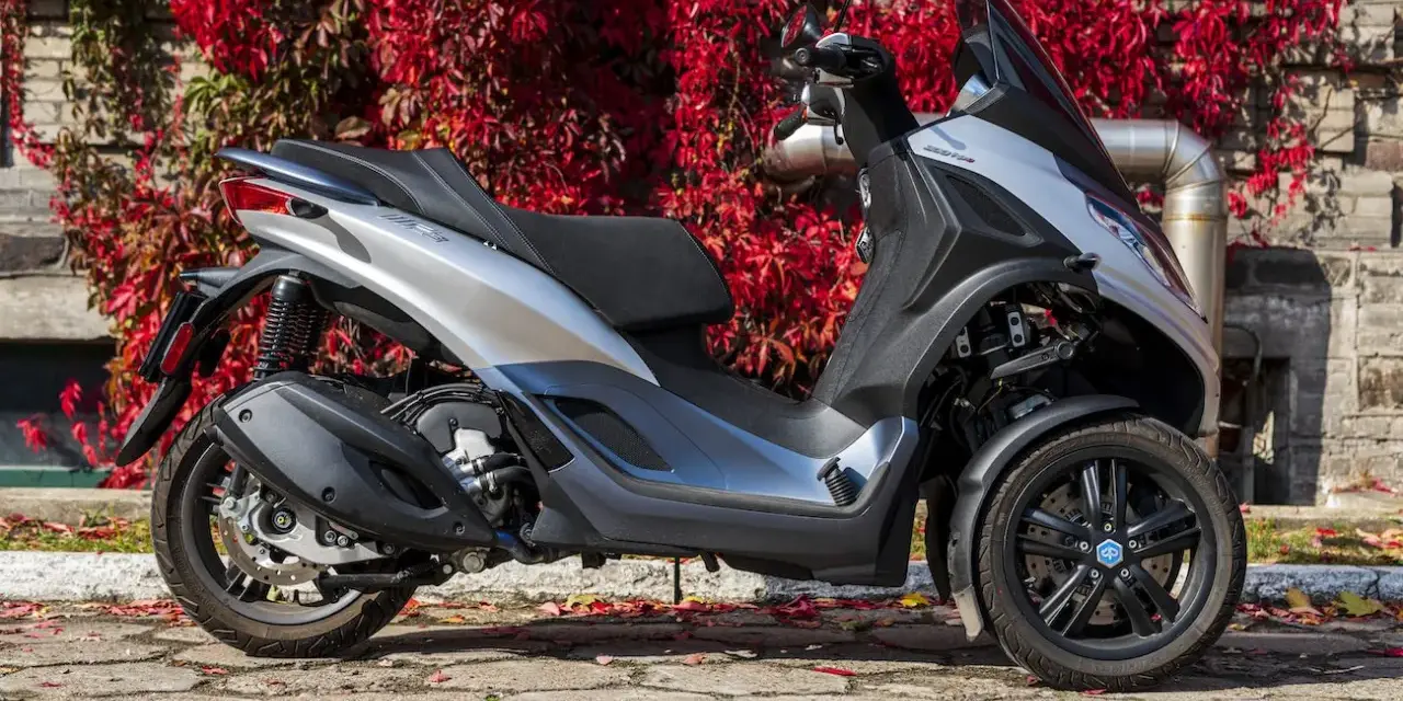Srebrny Piaggio MP3 300 z trzema kołami, idealny do miasta. Sprawdź piaggio mp3 300 dane techniczne.
