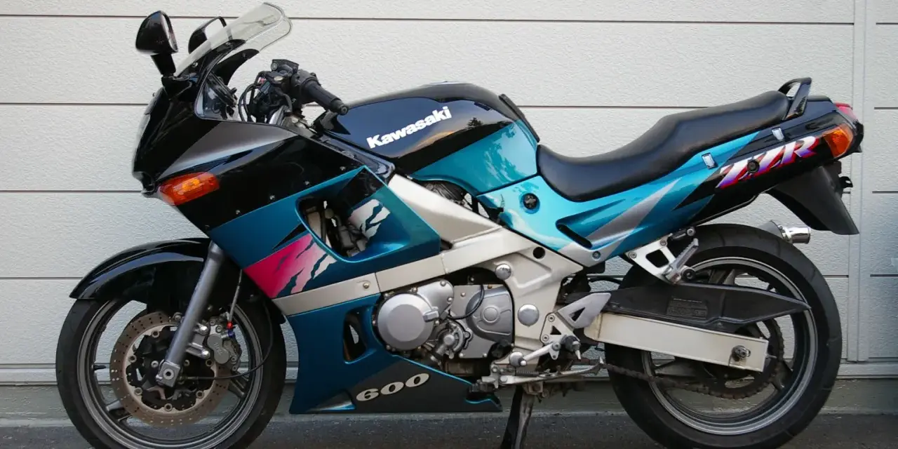 Kawasaki ZZR 600 w turkusowo-czarnej kolorystyce z grafiką, gotowy do jazdy.