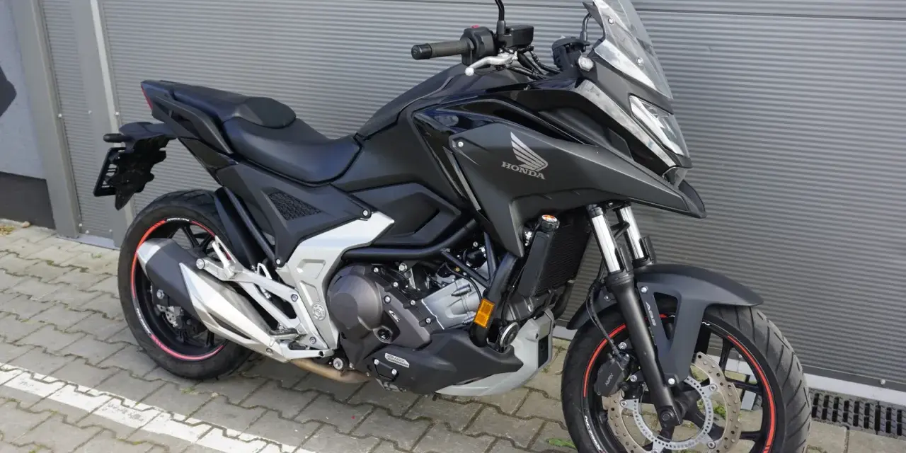 Czarny motocykl Honda NC750X, idealny do miasta i na trasy. Sprawdź atrakcyjną honda nc750x cena!