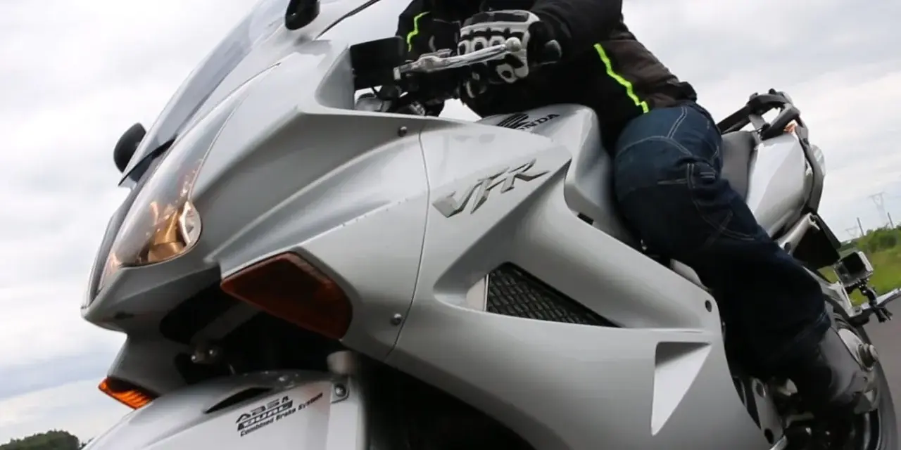 Jazda na srebrnym motocyklu Honda VFR 800. Choć piękny, ma swoje wady, jak np. ciężar.