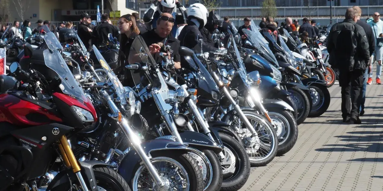 Łódzkie na motocyklu: gotowe trasy, atrakcje i porady eksperta