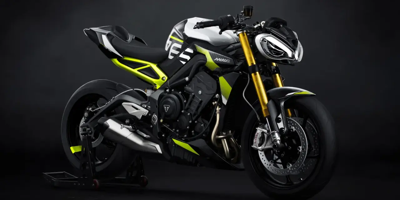 Nowoczesny motocykl Triumph Street Triple w białym i czarnym malowaniu z neonowo-żółtymi akcentami, gotowy do drogi.