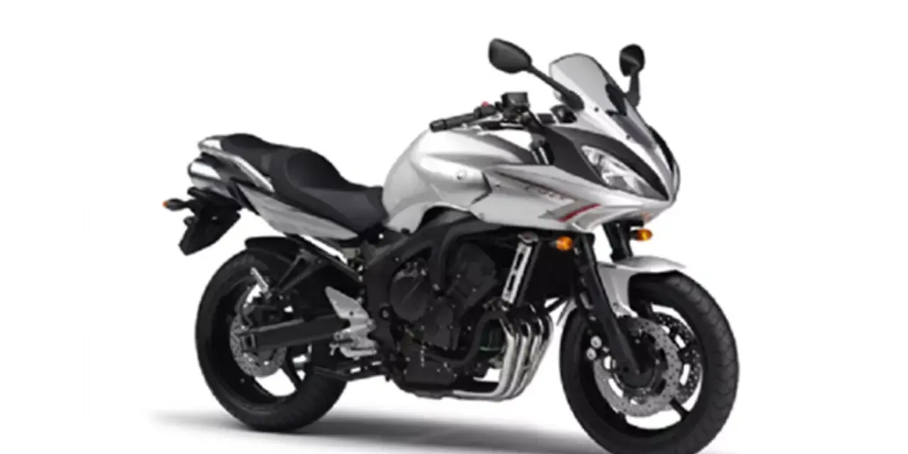 Srebrny motocykl Yamaha Fazer 600. Sprawdź yamaha fazer 600 dane techniczne, aby poznać jego możliwości.