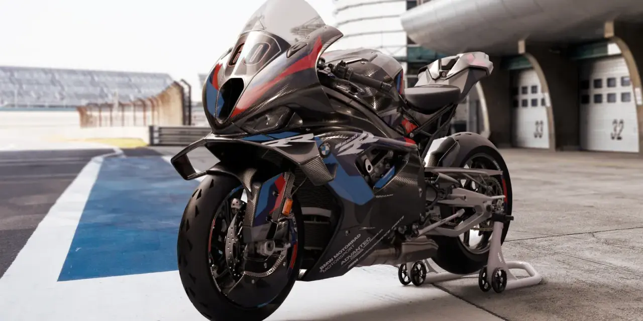 Czarny motocykl BMW M 1000 RR na torze wyścigowym, gotowy do pobicia rekordów. To najszybszy motor na świecie.