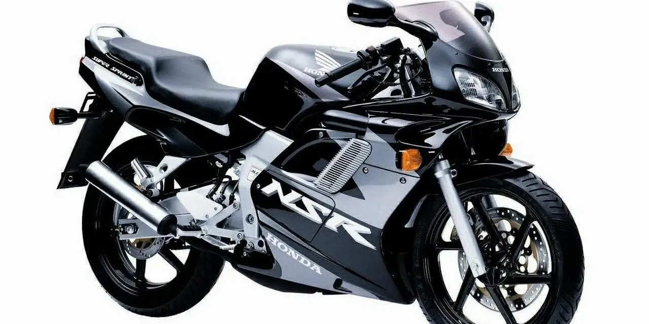 Czarny motocykl Honda NSR 125 z napisem "Super Sprint" na siedzeniu. Ten sportowy model, osiągający prędkość maksymalną V-max, zachwyca dynamicznym designem.