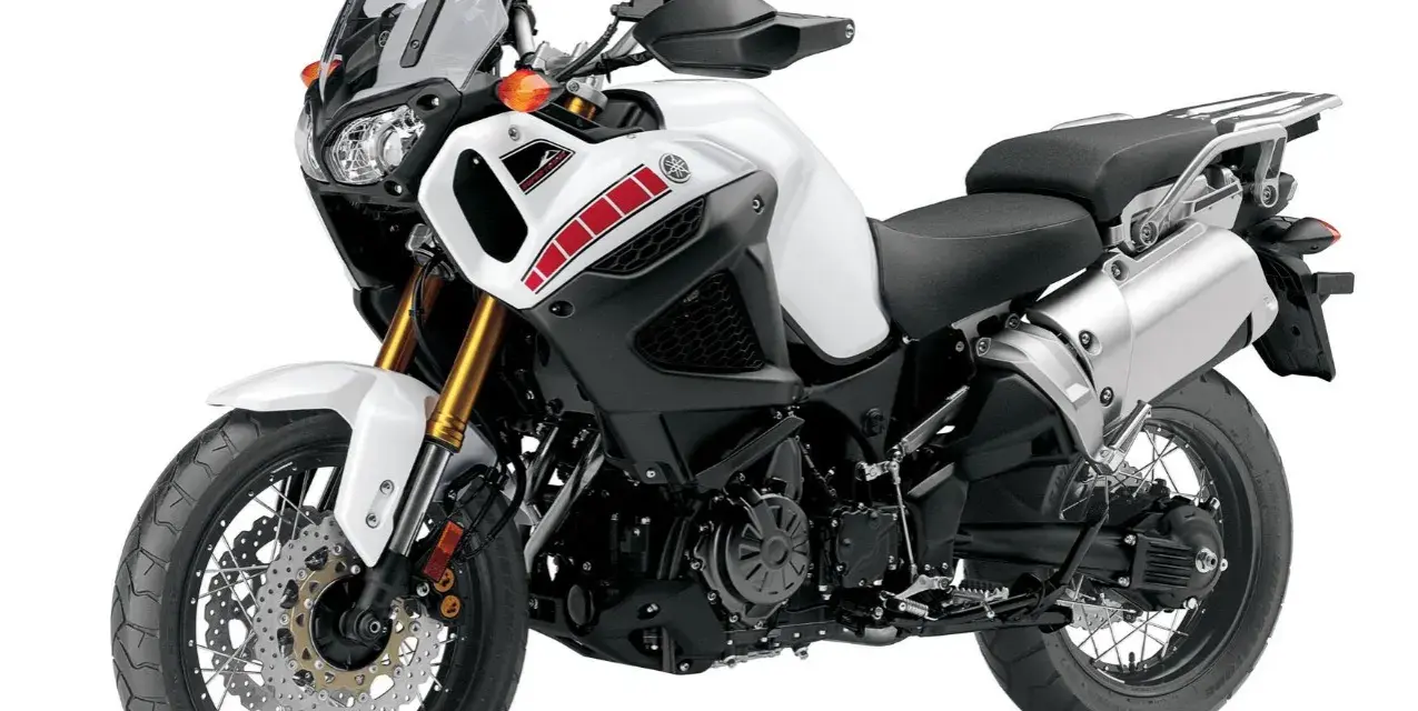 Biały motocykl Yamaha Super Tenere 1200, gotowy na przygodę. Dane techniczne tego potwora sprawiają, że jest idealny na długie trasy.