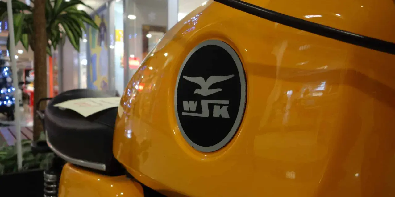 Żółty bak motocykla WSK z charakterystycznym logo. Czy jego prędkość maksymalna to 125 km/h?