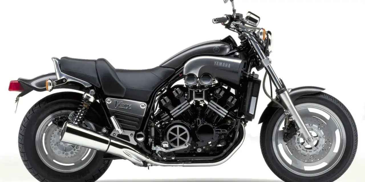 Czarny motocykl Yamaha V-Max z potężnym silnikiem V4, chromowanymi elementami i sportowym wyglądem.