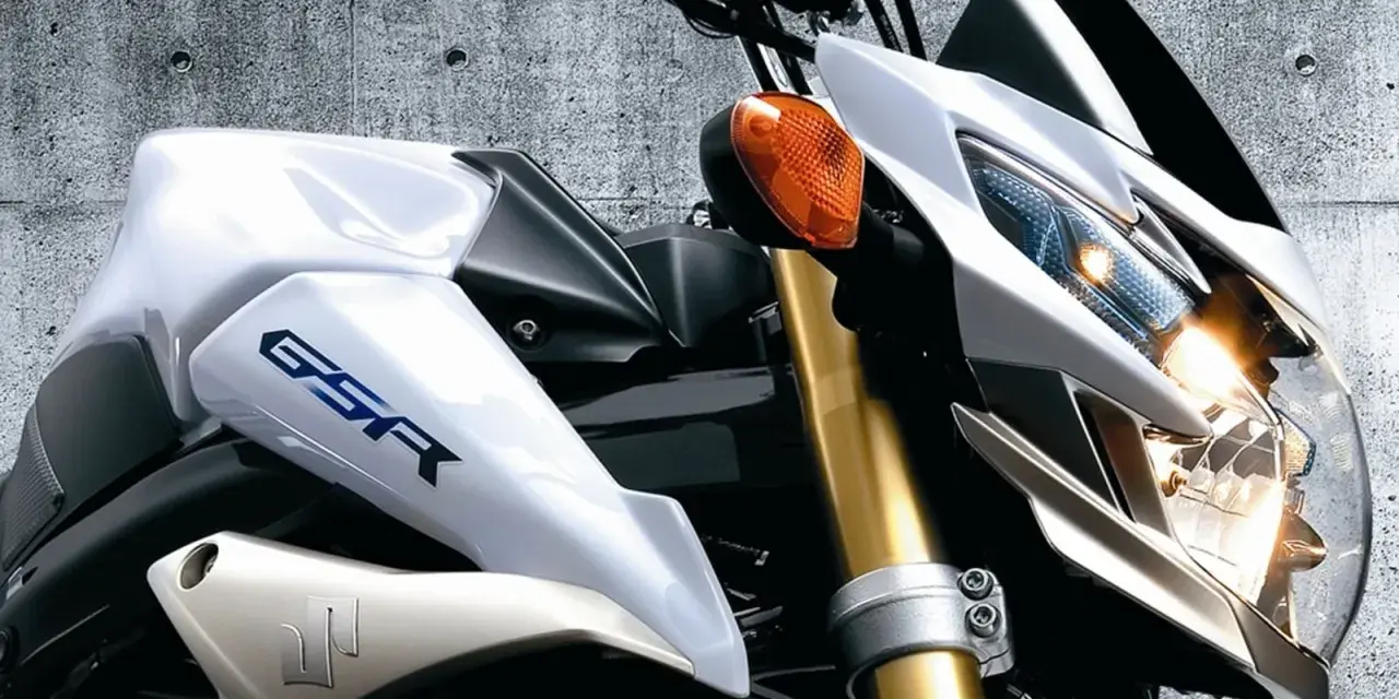 Biały Suzuki GSR 750 z niebieskim napisem GSR. Choć piękny, warto znać jego wady przed zakupem.