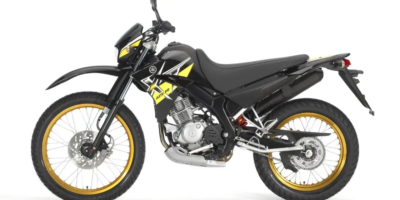 Czarny motocykl Yamaha z żółtymi akcentami i złotymi felgami. Idealny dla szukających motocykli do 5000 zł.