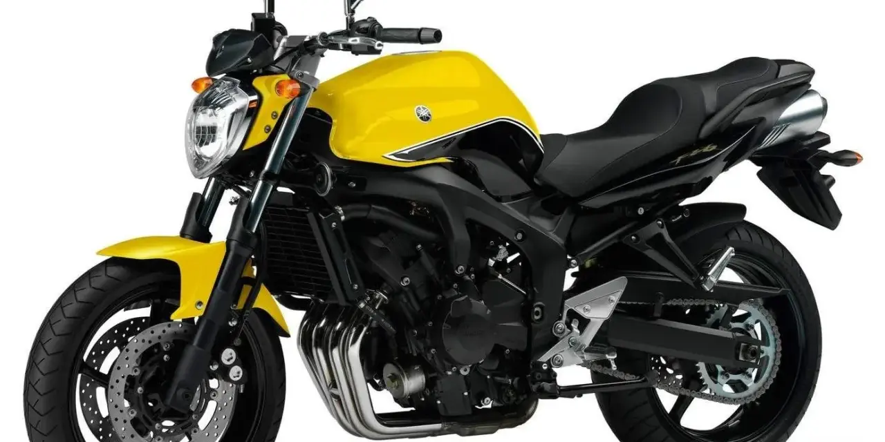 Jasnożółty motocykl Yamaha FZ6 z czarnym siedzeniem i detalami. Idealny do miejskiej dżungli.