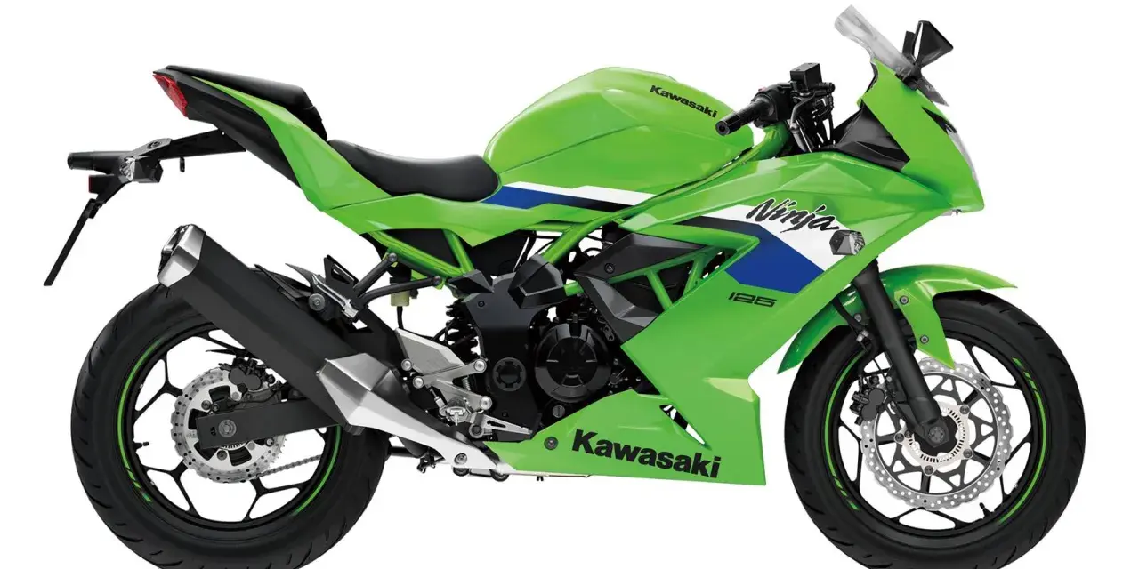 Zielony Kawasaki Ninja 125, gotowy do jazdy z maksymalną prędkością.