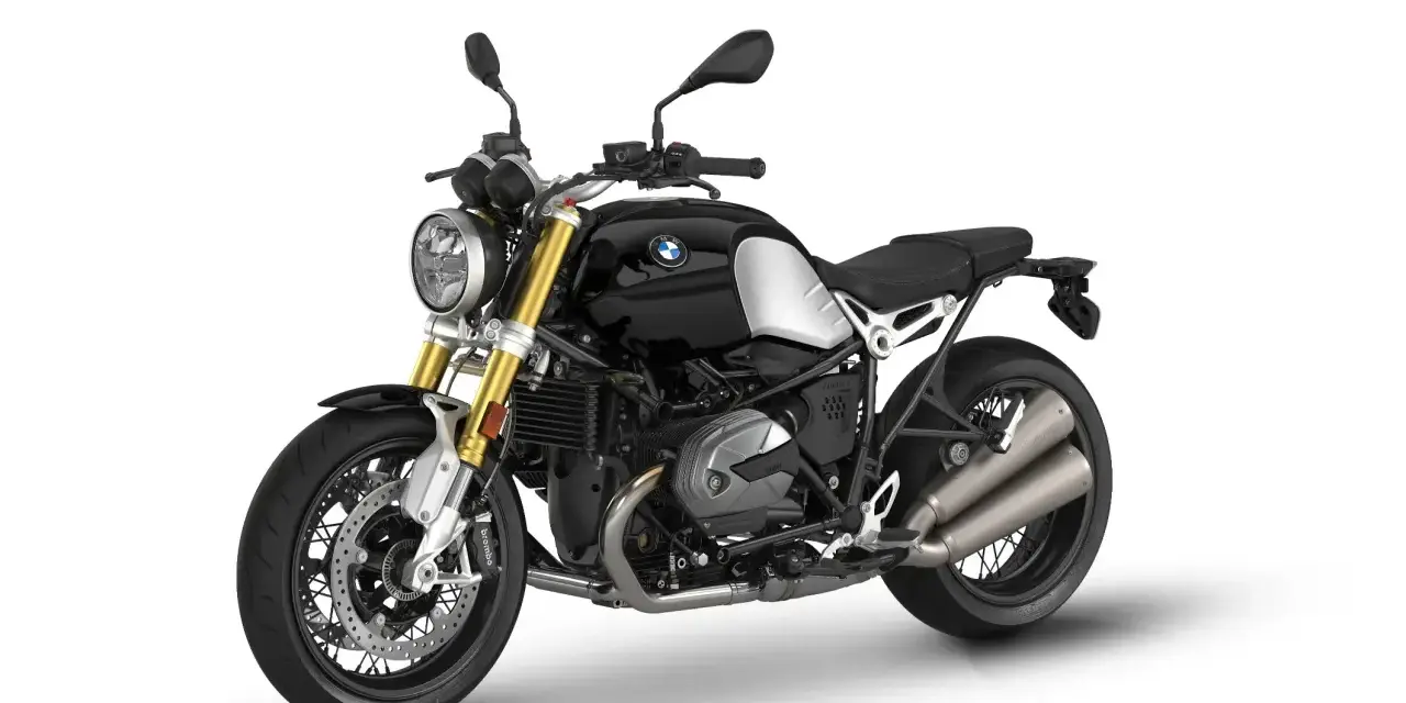 Czarny motocykl BMW R nine T z chromowanymi elementami i dwoma wydechami, gotowy na przygodę.