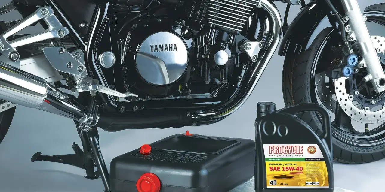 Silnik Yamahy gotowy do pracy, obok olej Procycle. Dbałość o detale, by silnik sam wchodzi na wysokie obroty.
