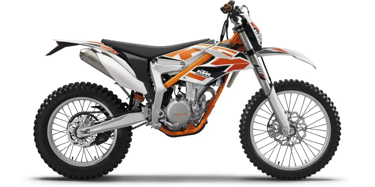Pomarańczowo-biały motocykl KTM Freeride 350 z terenowymi oponami, gotowy na przygodę.