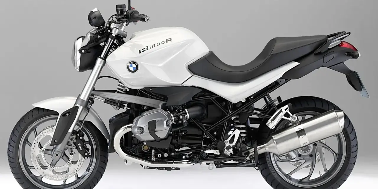 Biały motocykl BMW R1200R z czarnym siedzeniem i detalami, prezentujący moc i styl.