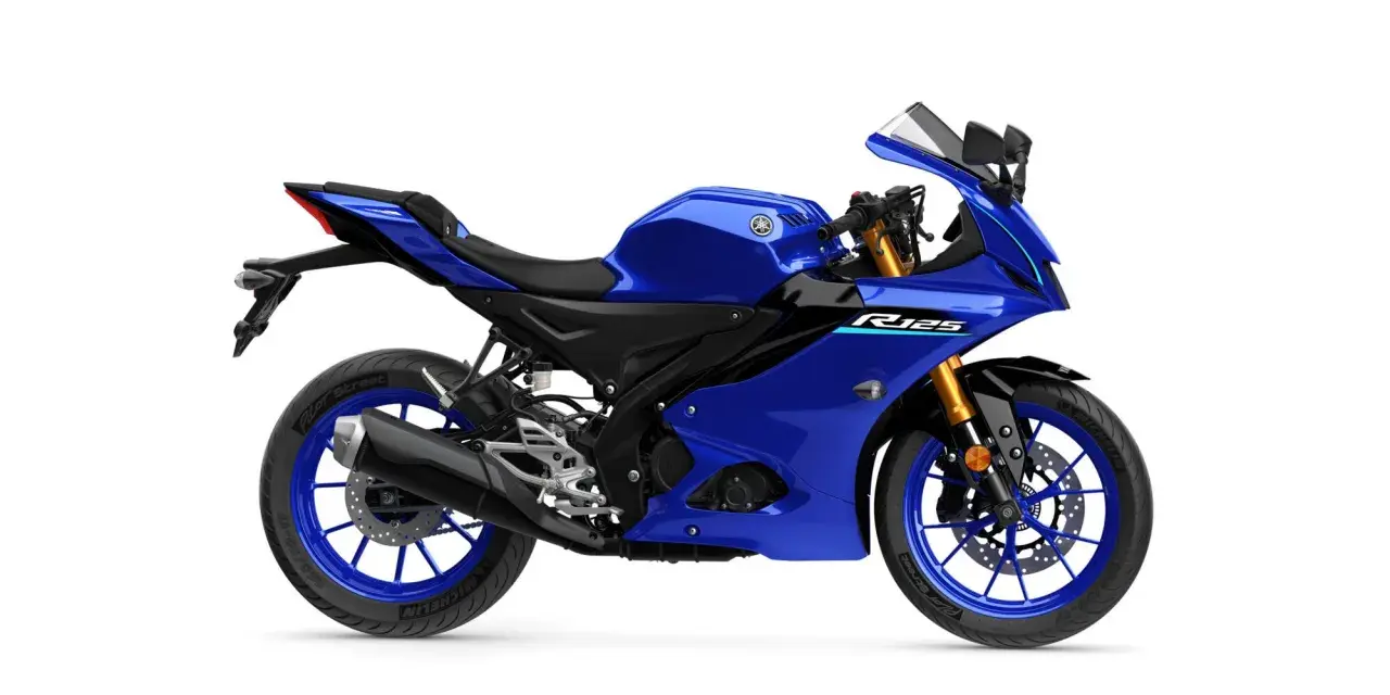 Niebieski Yamaha YZF-R125 gotowy do osiągnięcia swojej prędkości maksymalnej.