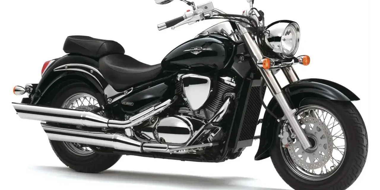 Czarny motocykl Suzuki Intruder 800, klasyczny cruiser. Wady i zalety tego modelu to m.in. jego styl i komfort jazdy.