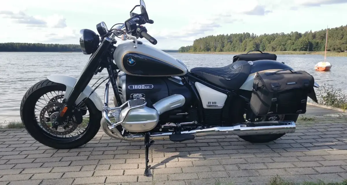 Motocykl BMW 1800cc z sakwami nad jeziorem. Idealny na podróż, cena do negocjacji.
