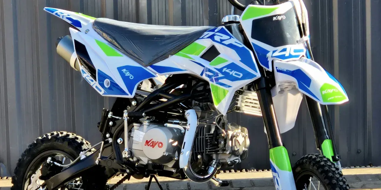 Idealny cross dla 14 latka: Kayo 140 w biało-niebiesko-zielonych barwach, gotowy na pierwsze wyzwania terenowe.