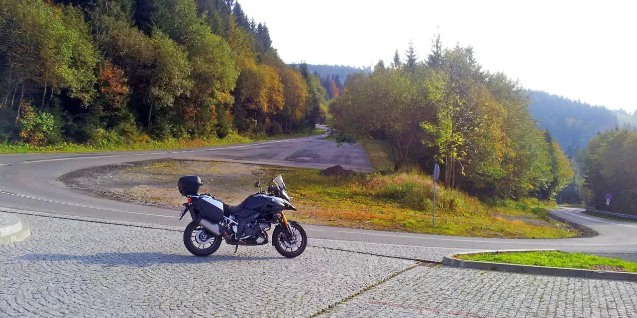 Fajne trasy motocyklowe w Polsce: Gdzie szukać zakrętów i widoków?