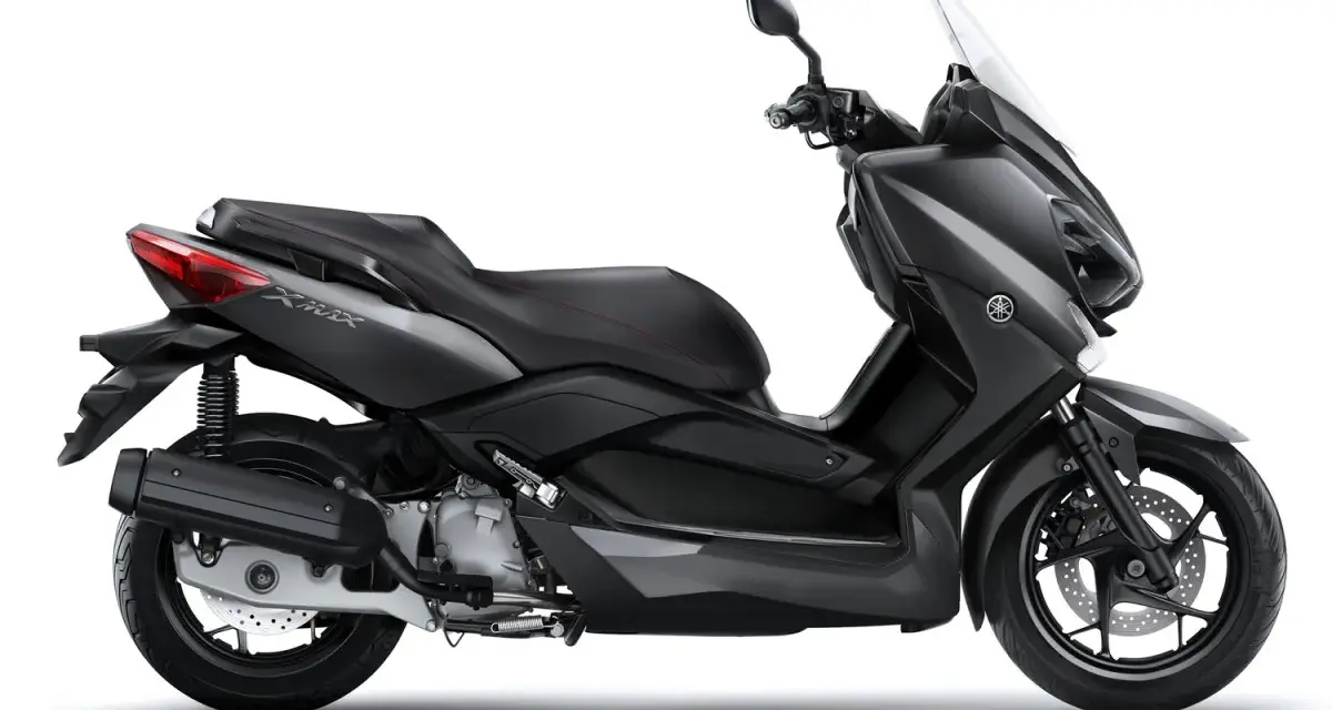Ciemnoszary skuter Yamaha X-MAX 125, gotowy do osiągnięcia swojej prędkości maksymalnej.