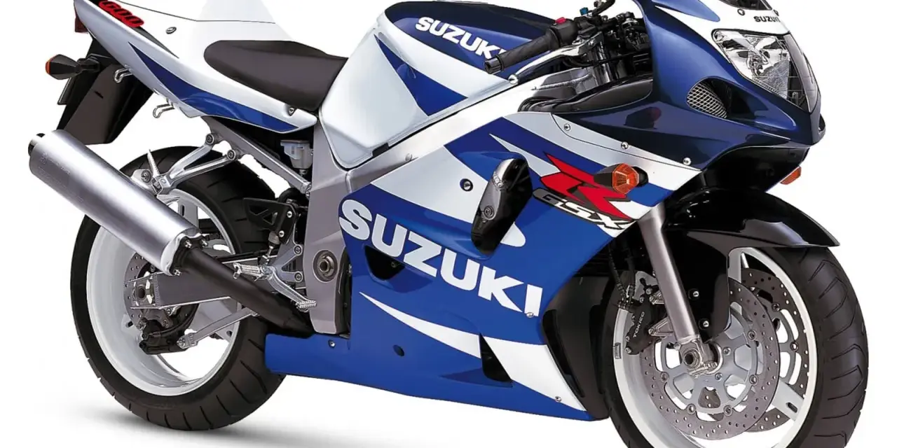 Suzuki GSX-R 600 SRAD w niebiesko-białych barwach, gotowy do jazdy po torze.