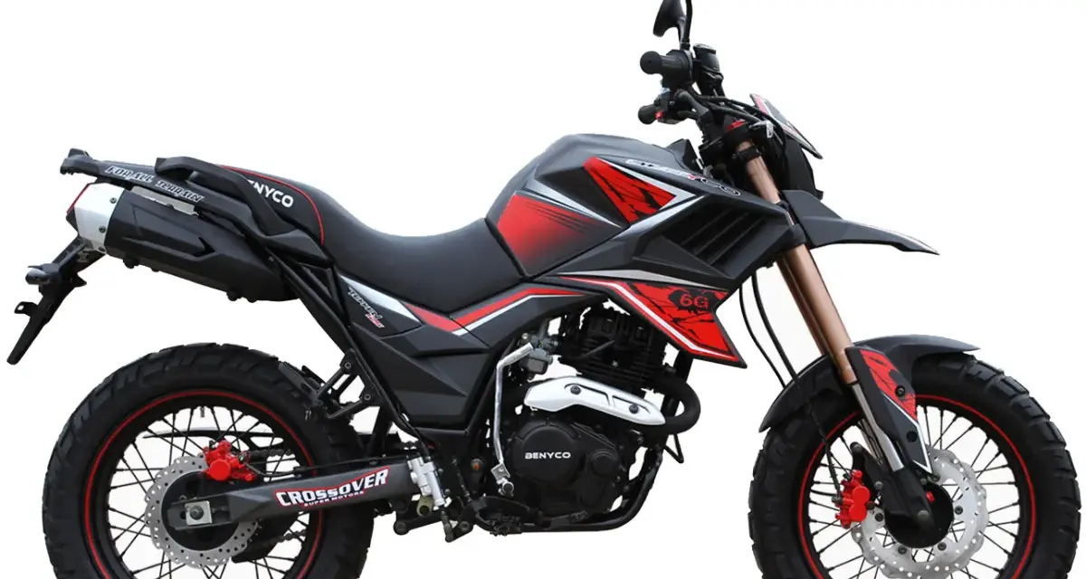 Czarny motocykl z czerwonymi akcentami, gotowy na przygody. To nie są zwykłe amerykańskie motocykle, to maszyna do pokonywania terenu.