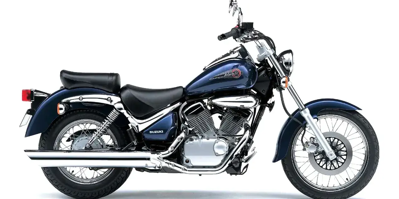 Suzuki Intruder 1500 wady: ciemnoniebieski motocykl cruiser z chromowanymi elementami, dwuosobowym siedzeniem i wydechem.