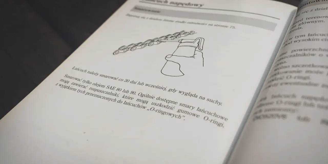 Ilustracja pokazuje, jak smarować łańcuch. Użyj oleju SAE 80 lub 90, unikaj smarów z rozpuszczalnikami, by nie uszkodzić O-ringów.