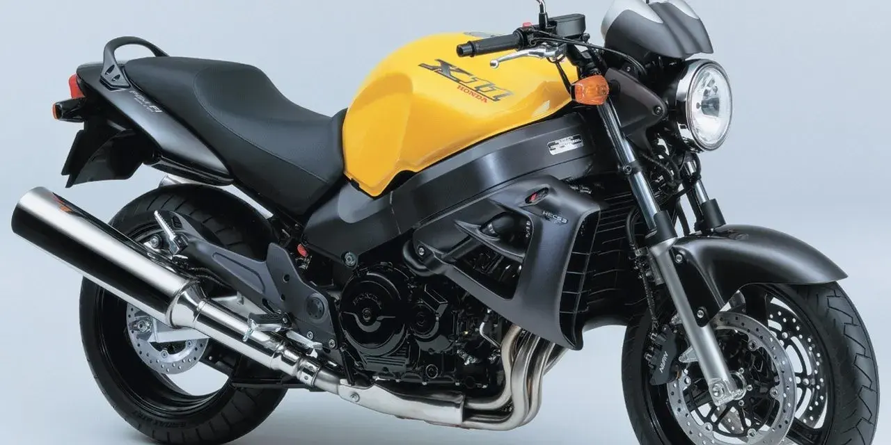 Żółty motocykl Honda X11, klasyk z lat 2000. Poznaj jego honda x11 dane techniczne i poczuj moc!