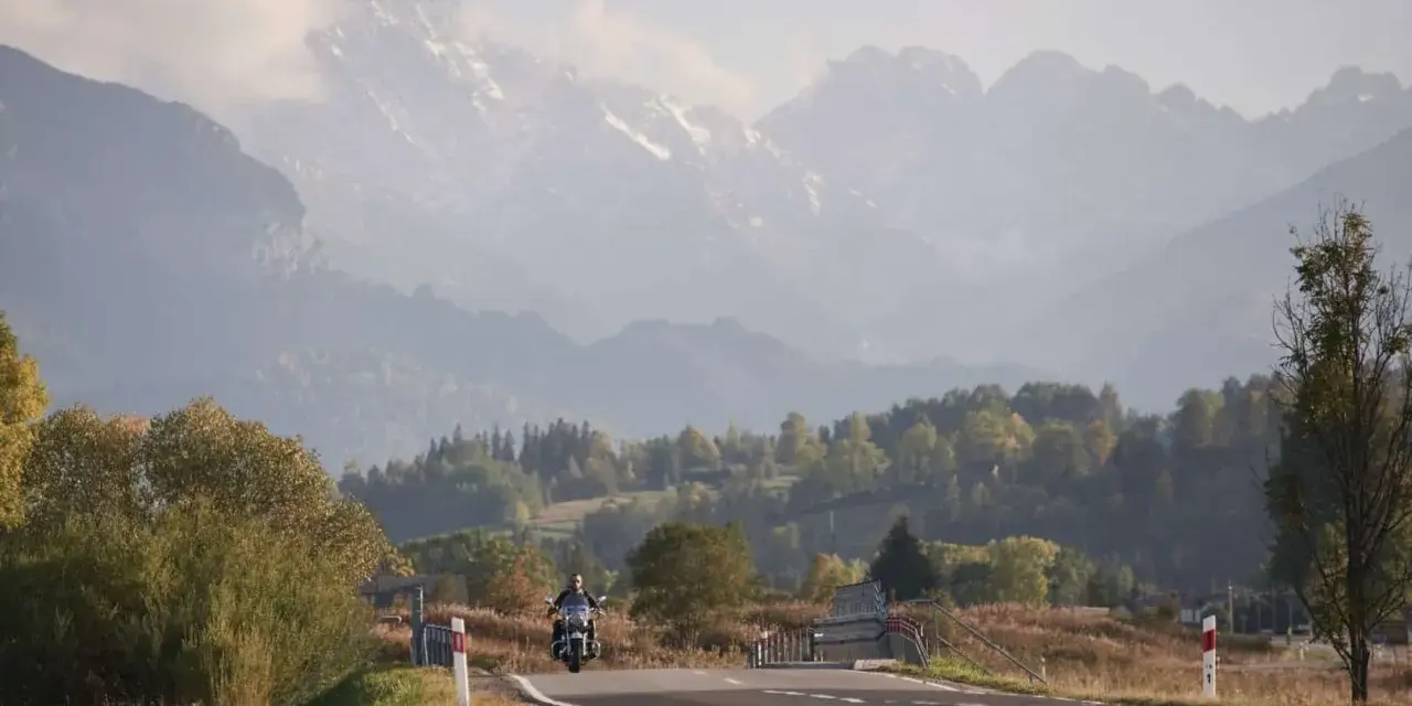 Gotowe trasy motocyklowe w Polsce: Odkryj przygodę bez planowania!