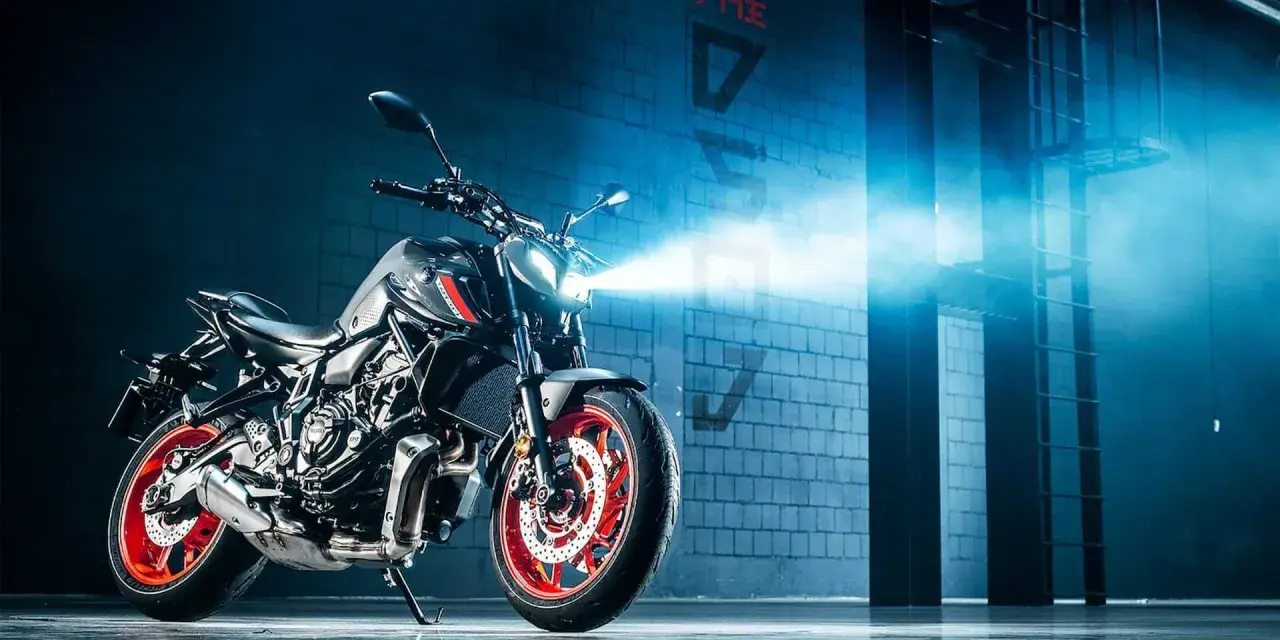 Yamaha MT-07 z zapalonymi światłami, gotowa do jazdy. Sprawdź yamaha mt 07 dane techniczne i poczuj moc!