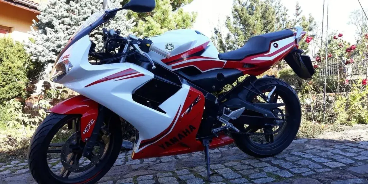 Sportowy motocykl Yamaha TZR 50 w biało-czerwonych barwach, gotowy do jazdy z v-max.