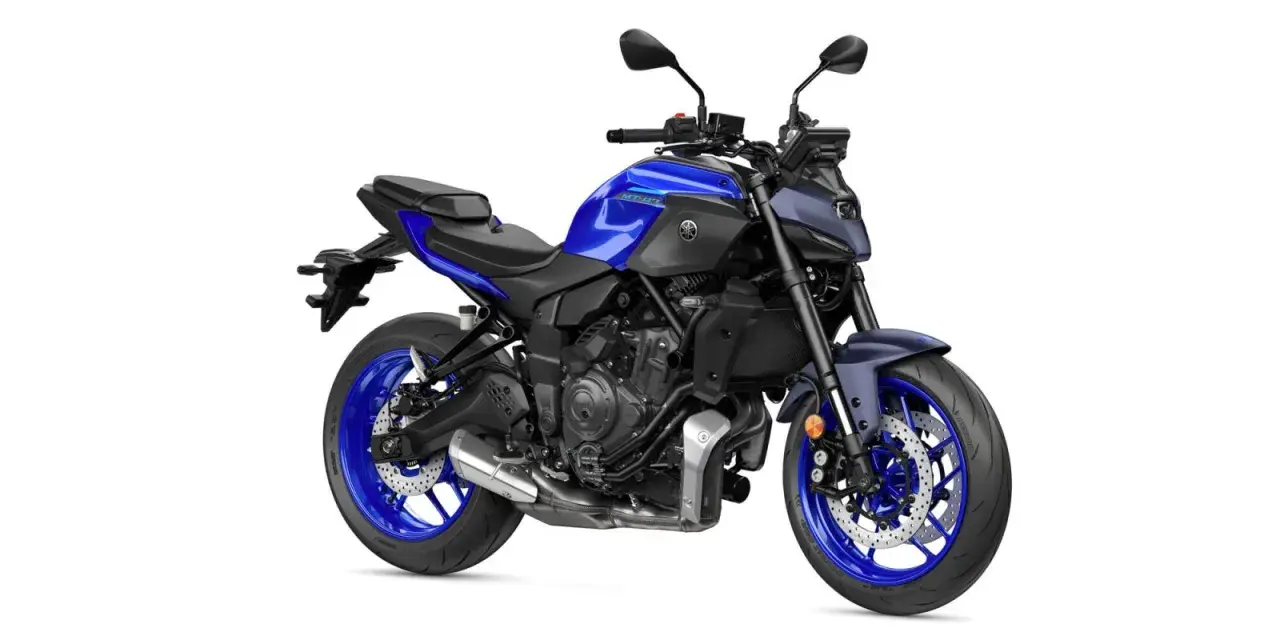 Niebieski motocykl Yamaha MT-07, z mocnym silnikiem, gotowy do jazdy, jak jego większy brat V-Max.