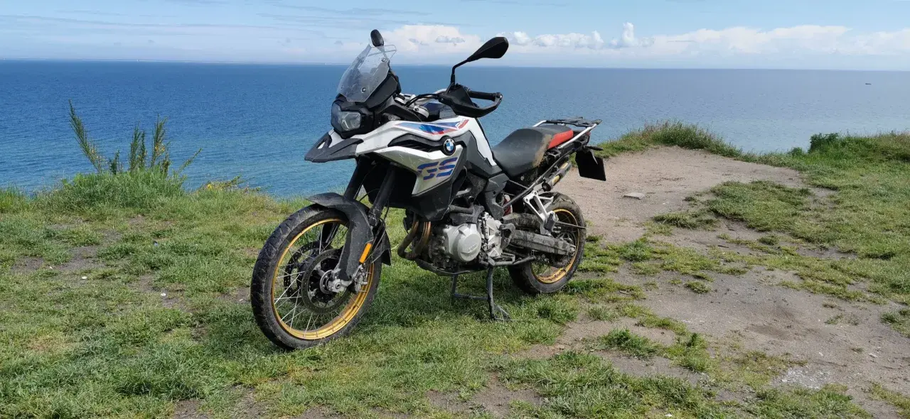 BMW 850 GS na klifie nad morzem, gotowy na przygodę.