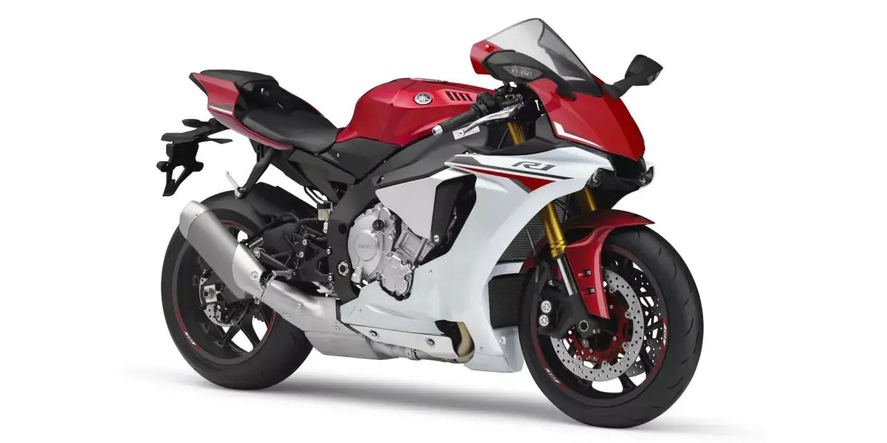 Sportowy motocykl Yamaha R1 2016 w kolorze czerwono-białym, gotowy do jazdy.